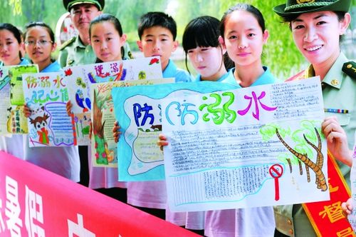 7月3日 同学们在假期安全课堂上展示防溺水手抄报.