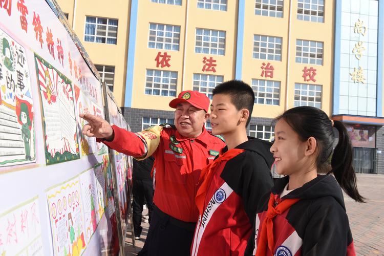 深州市组织开展 雷锋精神进校园 主题活动 通过主题班会 手抄报 集体